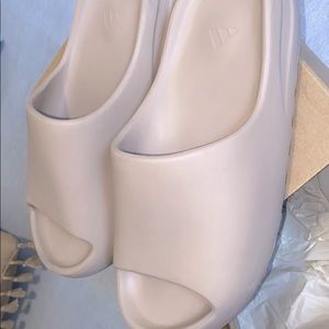 Yeezy slides “pure”